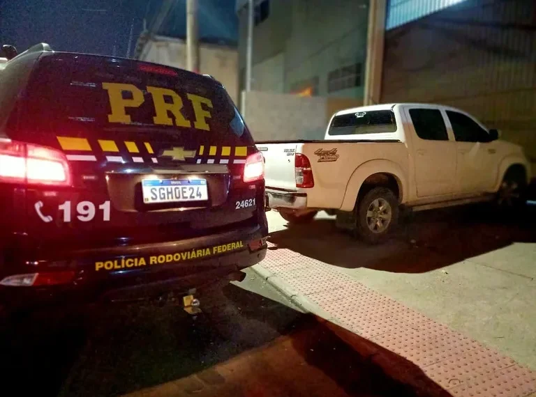 PRF recupera caminhonete Toyota Hilux roubada há oito anos em Pinheiros
