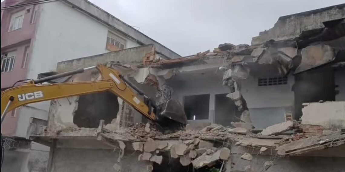 Prefeito Marcus Batista acompanha obras de demolição do Cadeião neste sábado (23)