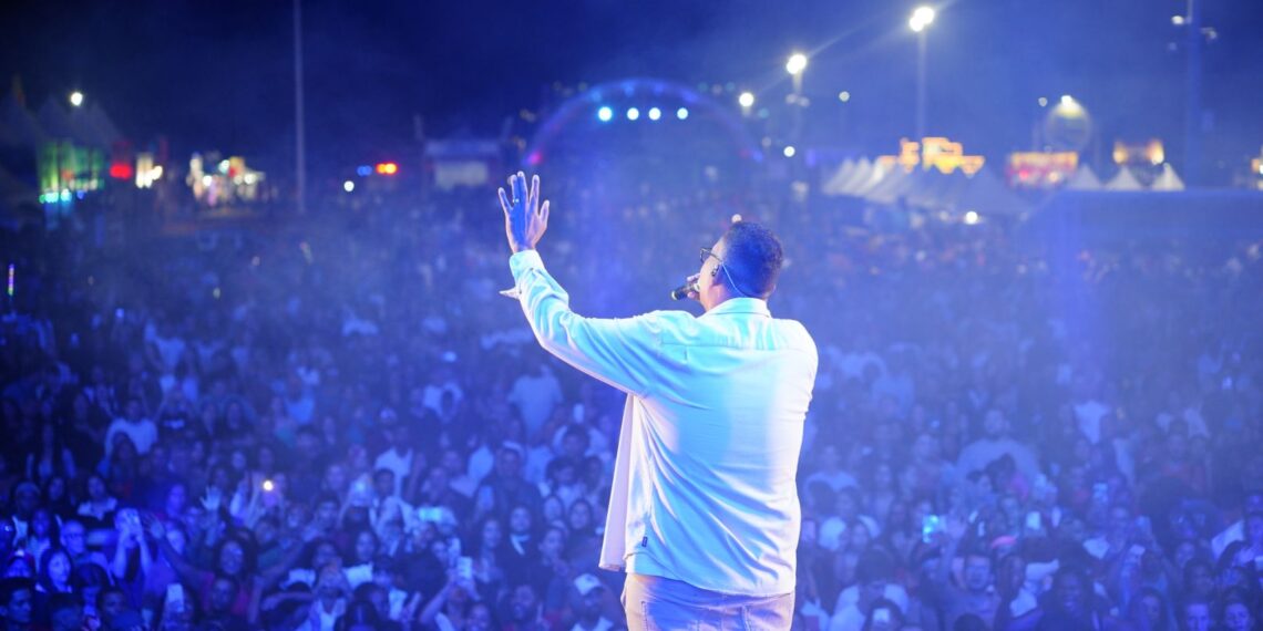 Anderson Freire e Mattos Nascimento agitam primeira noite das comemorações dos 63 anos do município