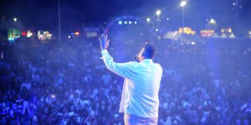 Anderson Freire e Mattos Nascimento agitam primeira noite das comemorações dos 63 anos do município