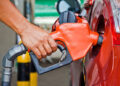 Gasolina vai subir nas bombas? Entenda o reajuste da Petrobras e o subsídio do governo