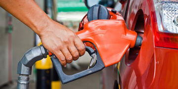 Gasolina vai subir nas bombas? Entenda o reajuste da Petrobras e o subsídio do governo