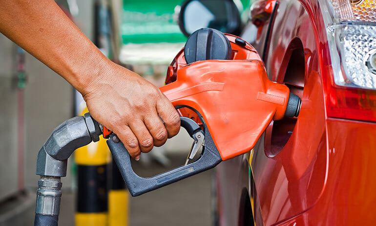 Gasolina vai subir nas bombas? Entenda o reajuste da Petrobras e o subsídio do governo