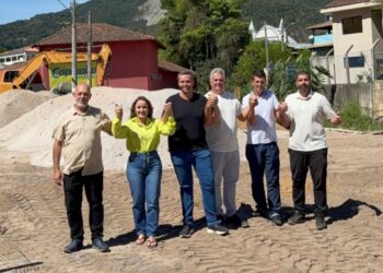 Emanuela Pedroso vistoria obras de contenção de enchentes na Avenida Módolo, em Pedra Azul