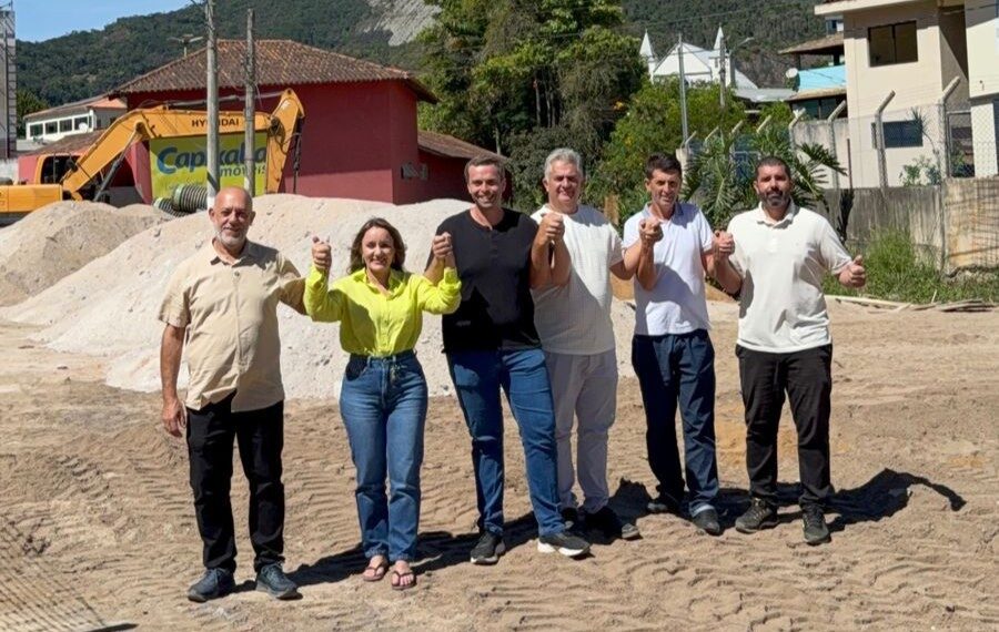 Emanuela Pedroso vistoria obras de contenção de enchentes na Avenida Módolo, em Pedra Azul