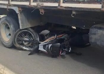 Moto colide com caminhão na BR-101 em São Mateus