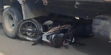 Moto colide com caminhão na BR-101 em São Mateus