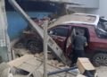 Caminhonete sai da pista e invade residência às margens da BR-101 em Sooretama