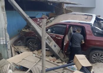 Caminhonete sai da pista e invade residência às margens da BR-101 em Sooretama