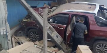 Caminhonete sai da pista e invade residência às margens da BR-101 em Sooretama