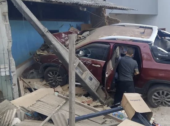 Caminhonete sai da pista e invade residência às margens da BR-101 em Sooretama