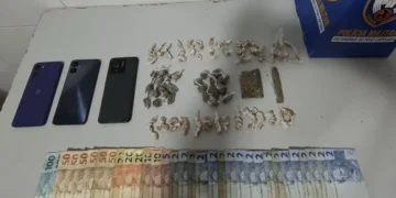 Polícia Militar apreende 129 pedras de crack, maconha e celulares em operação na Invasão do Araçá, em Linhares