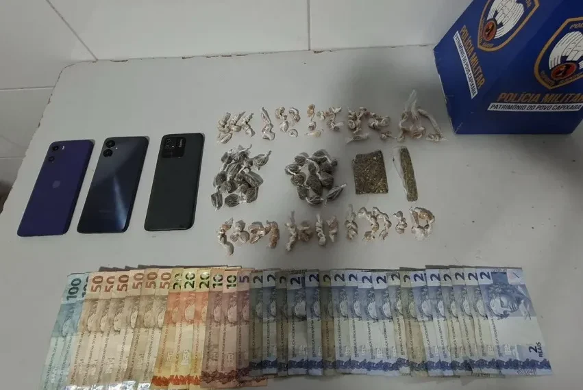 Polícia Militar apreende 129 pedras de crack, maconha e celulares em operação na Invasão do Araçá, em Linhares