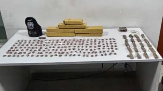 PM apreende cerca de cinco quilos de maconha atrás de campo de futebol no bairro Santa Teresa, em São Mateus