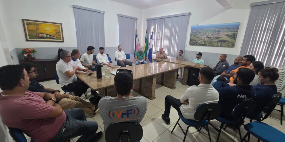 Prefeitura reúne 15 provedores para ação conjunta de retirada de cabos sem uso em Nova Venécia