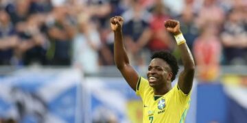 Brasil vence a Escócia por 3 a 0, avança em primeiro lugar e aguarda adversário no mata-mata da Copa