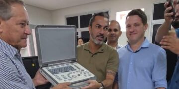 Prefeito Lubiana Barrigueira e deputado Tyago Hoffmann entregam novo aparelho de ultrassom e óculos para moradores de Nova Venécia