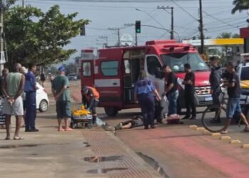 Mulher fica ferida após colisão entre scooter e caminhonete em Guriri