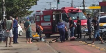 Mulher fica ferida após colisão entre scooter e caminhonete em Guriri