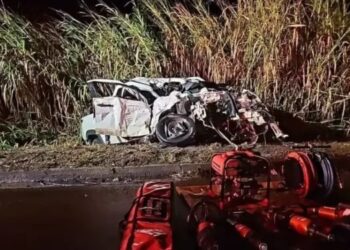 Acidente entre dois carros e carreta na BR-101 em Linhares deixa duas pessoas mortas