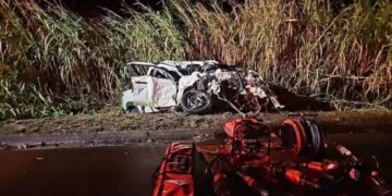 Acidente entre dois carros e carreta na BR-101 em Linhares deixa duas pessoas mortas