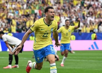 Brasil reage no segundo tempo, vence o Japão de virada e avança às oitavas da Copa do Mundo
