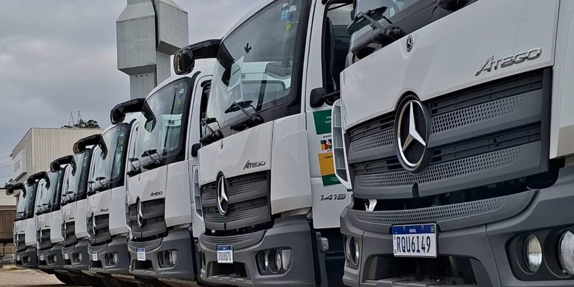 Seag entrega 13 caminhões-pipa a 12 municípios capixabas com investimento de R$ 5,38 milhões