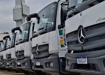 Seag entrega 13 caminhões-pipa a 12 municípios capixabas com investimento de R$ 5,38 milhões