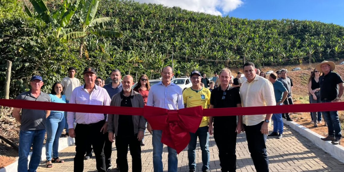 Seag e Prefeitura de Domingos Martins inauguram calçamento rural de 3,8 km entre Perobas e Ponto Alto
