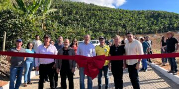 Seag e Prefeitura de Domingos Martins inauguram calçamento rural de 3,8 km entre Perobas e Ponto Alto