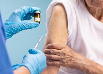 Idosos sem vacina representam 75,6% dos casos graves de gripe no ES; 14 mortes já foram registradas