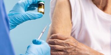 Idosos sem vacina representam 75,6% dos casos graves de gripe no ES; 14 mortes já foram registradas